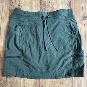 Athleta Trekkie Athletic Cargo Skirt / Skort, women’s 6 or small/medium